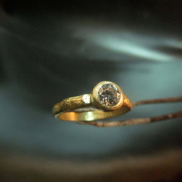 Engagement ring. 14K Yellow gold ring with 0.25ct' Diamond. very unique ring. - Picture 13 of 14